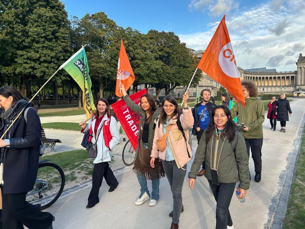 Marche de 100 km entre Roubaix et Bruxelles pour défendre le devoir de vigilance. Ici l’arrivée à Bruxelles avec équipes CFDT, CSC (Belgique), FNV (Pays-Bas), CES (confédération européenne des syndicats)