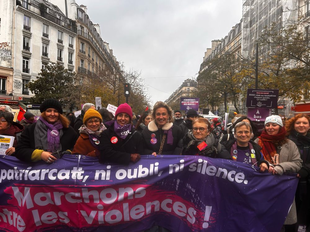 À Paris le 22 novembre, place de la République, Marylise Léon et les autres responsables syndicales à la manifestation pour la journée internationale pour l’élimination lutte des violences faites aux femmes et aux filles