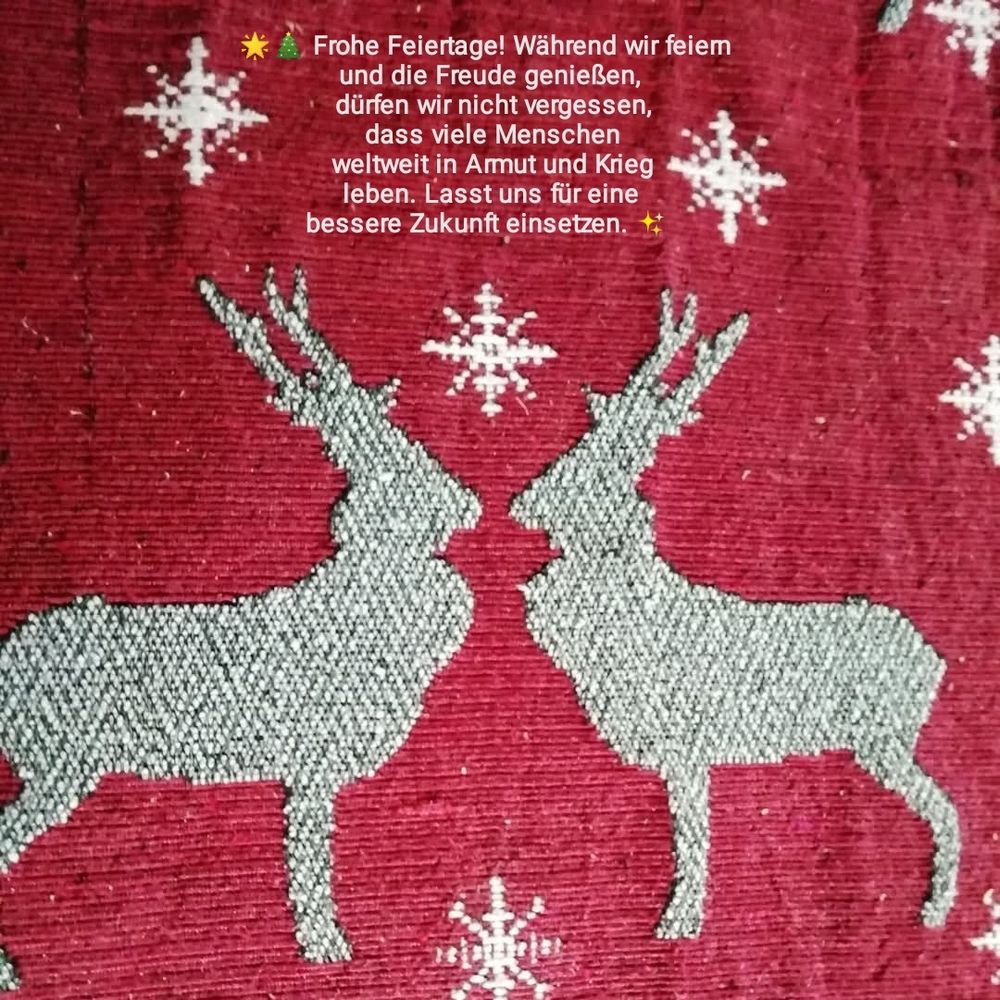 Foto vom weihnachtlichem Tischläufer mit 2 Rentieren, die sich friedlich anschauen und weitere weisse Sterne 