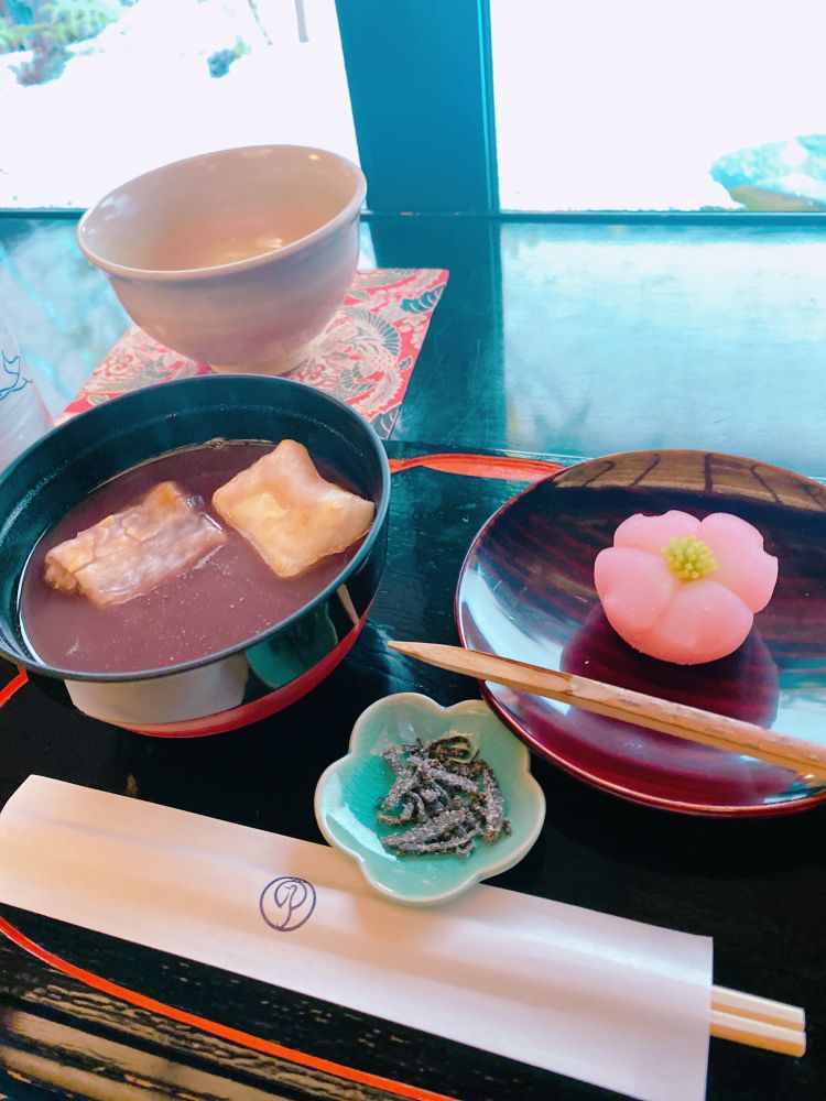 おしることお花の形のおまんじゅう