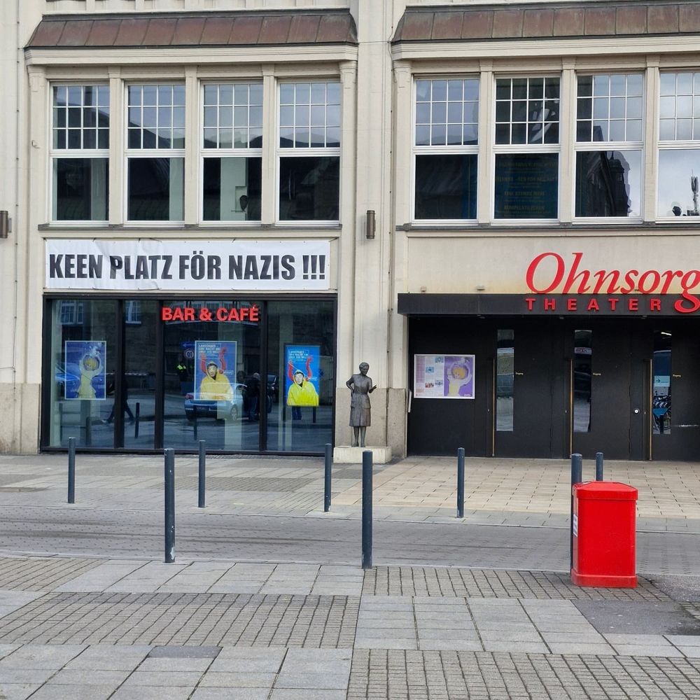 Die Außenfassade des Ohnsorg-Theaters in Hamburg mit einem Banner auf Plattdeutsch "Keen Platz för Nazis!!!"