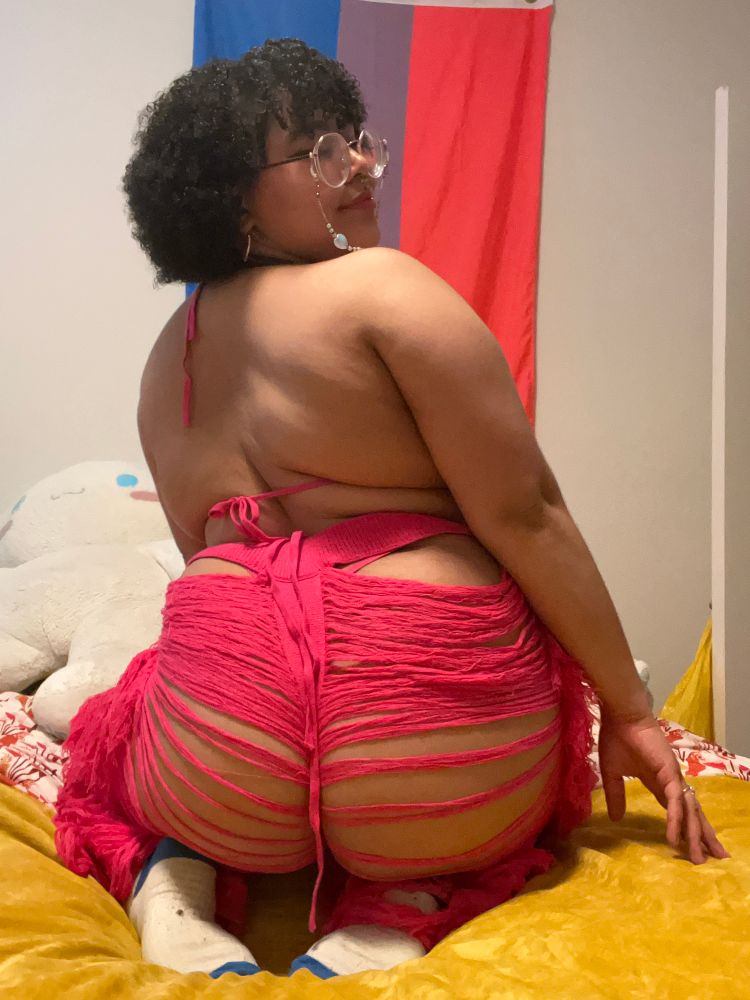 loverbunny—who is testing out the name “button”—looking over his shoulder, dressed in a ridiculous hot pink outfit. his ass is accentuated and he’s posed himself by kneeling. he’s real cute. you can’t wait til he has the time to stream again.