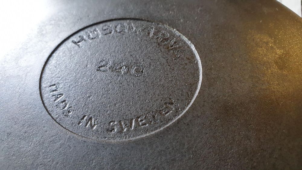 Undersidan av stekpannan, märkt "Husqvarna Made in Sweden".