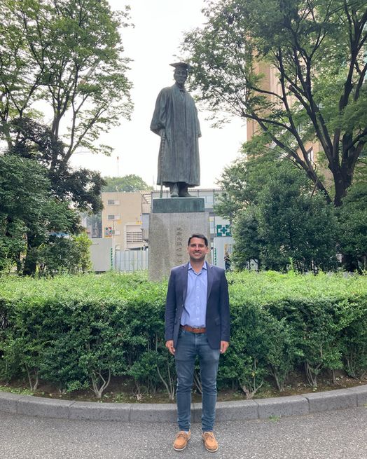 Dr Schenoni stands by a statue of Wasada Uni founder Ōkuma Shigenobu