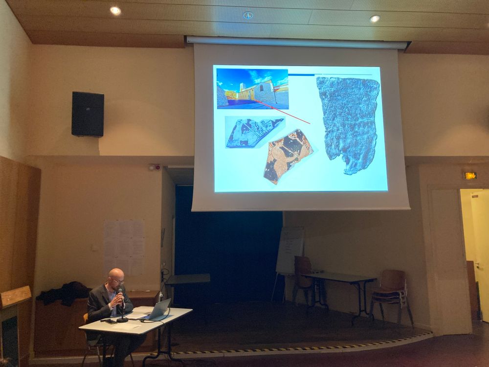 @csarrazanas.bsky.social en train d'évoquer Dor de la Souchère (et la trouvaille du plomb d'Antibes par Jacques Clergues)