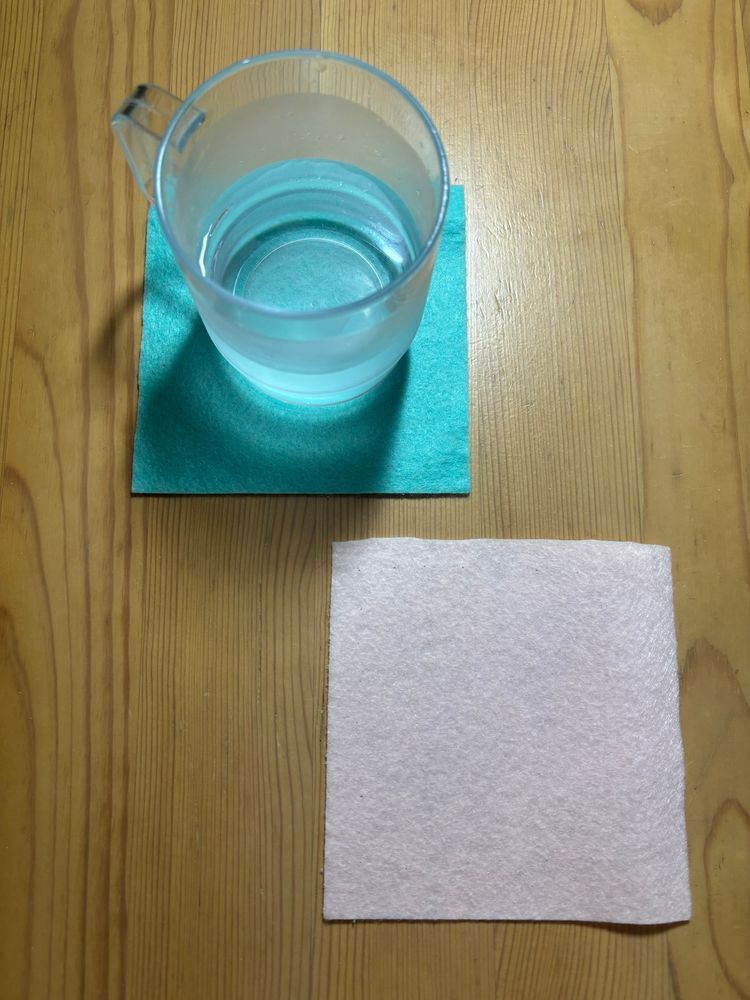 フェルトのコースター2枚とコップ。