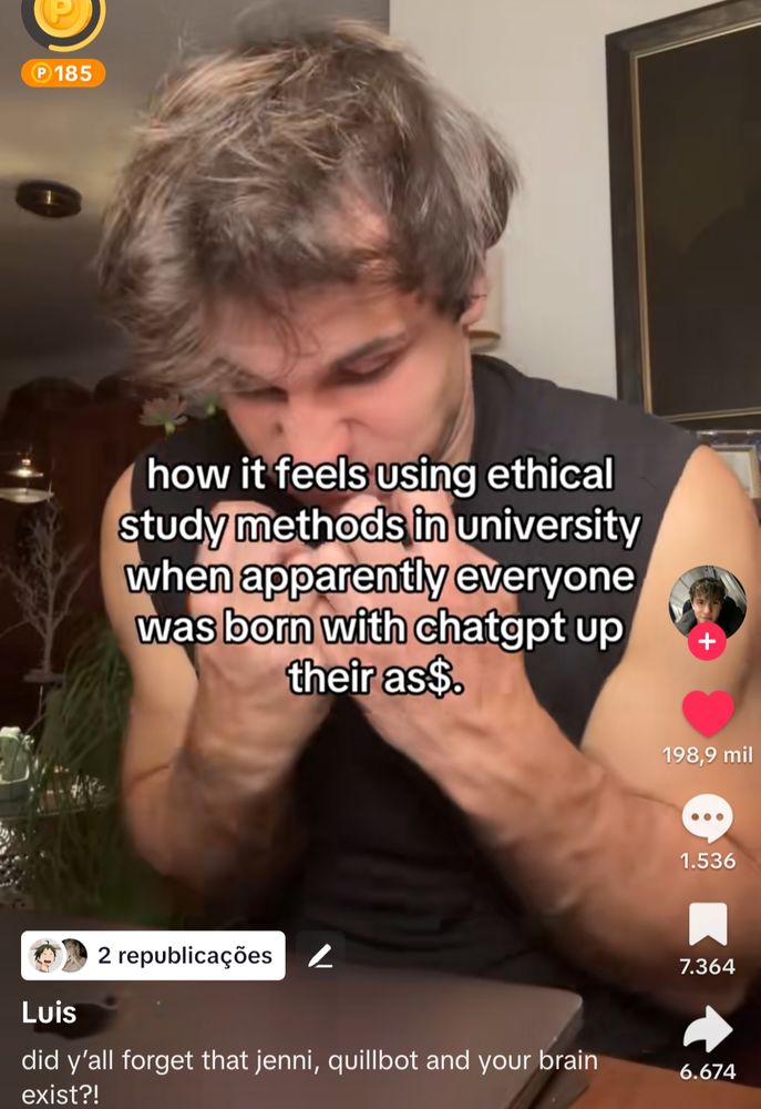 print do tiktok, no vídeo um homem está tendo um ataque de nervos em frente a um notebook enquanto o texto na tela diz "how it feels using ethical study methods in university when apparently everyone was born with chat gpt up their ass"