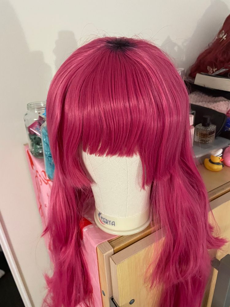 same wig from a different angle, showing the dark roots