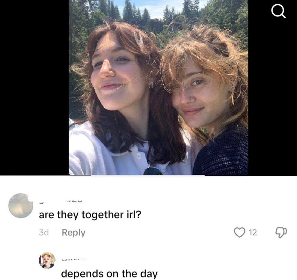 sophie nelisse e ella purnell juntas em uma foto ao ar livre. embaixo comentários do tiktok “are they together irl?” respondido com “depends on the day”