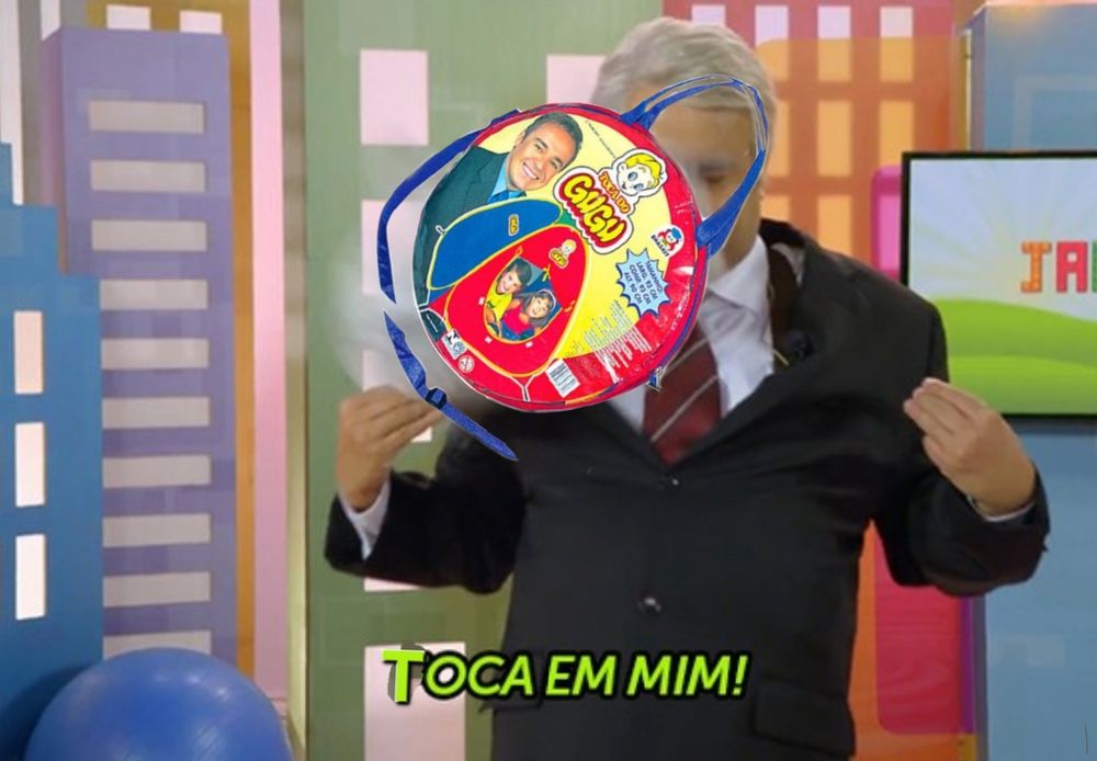 O bordão "foca em mim" (em que um ator imitando o Datena tem uma foca de pelúcia arremessada em sua direção), só que com a foca substituída por uma Toca do Gugu e a letra F trucada por um T..
