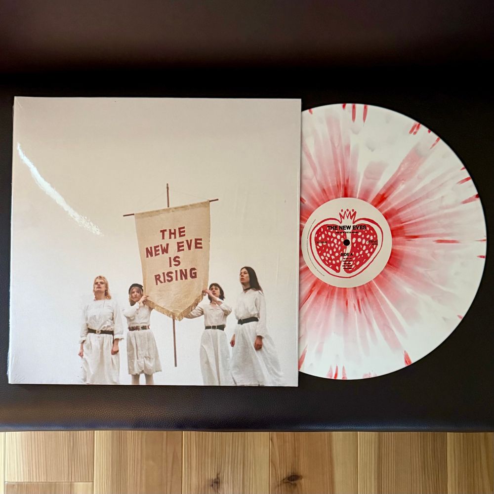 The New Eves – The New Eve Is Rising [2025]
(Rough Trade Exclusive)(Limited to 1200 copies)