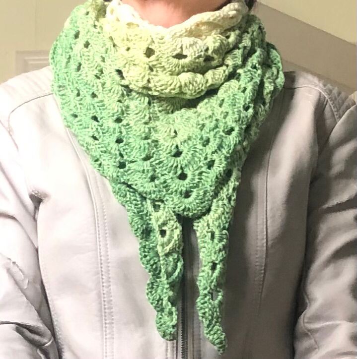 Das Bild zeigt das Tuch, wie es um den Hals getragen aussieht.