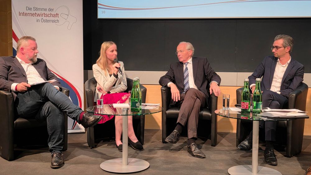 Das Diskussionspodium, von links nach rechts sitzen auf der Bühne: Peter Harrer, Ines Holzegger, Rudolf Taschner und Süleyman Zorba.