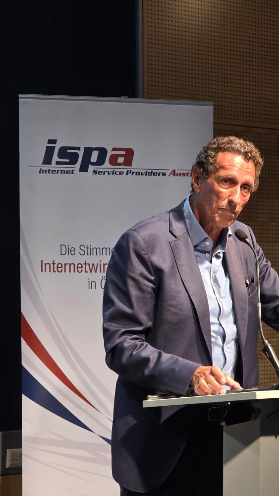 Julian Nida-Rümelin spricht über die Demokratie im 21. Jahrhundert auf der Bühne des ISA 2025.