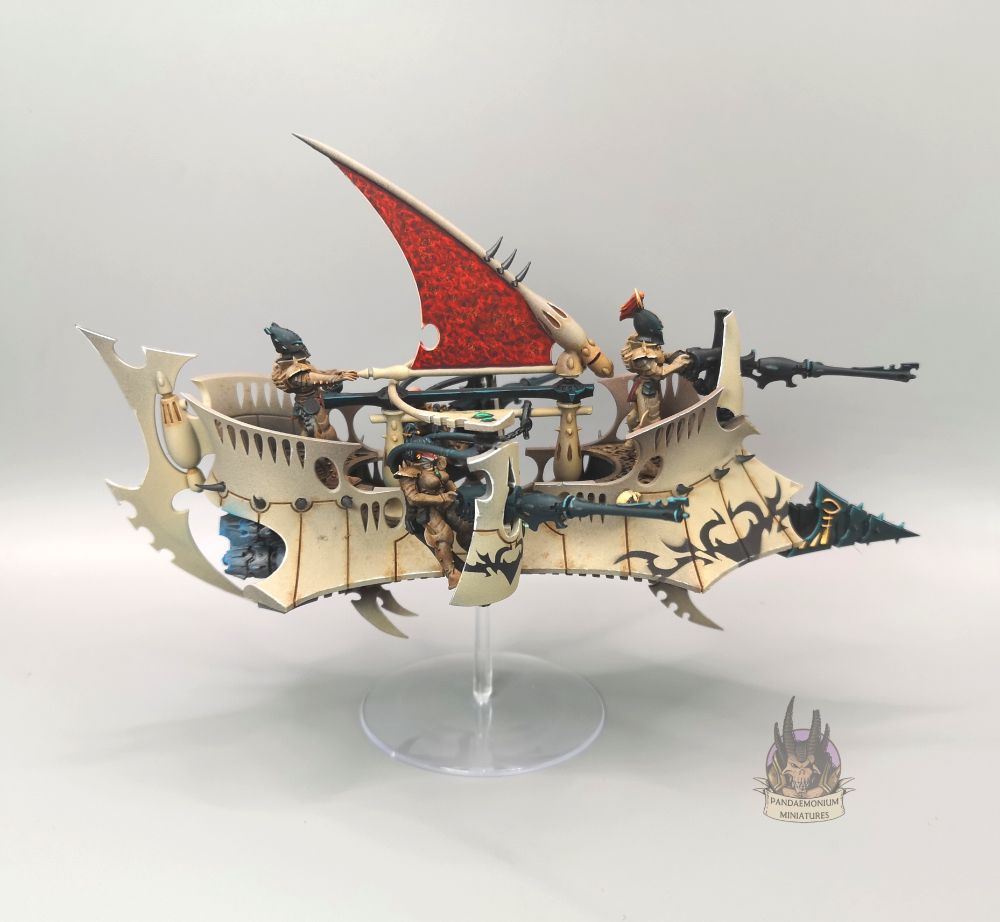 Drukhari Ravager in a bone colour scheme with black marking patterns and a red sail - right side view
