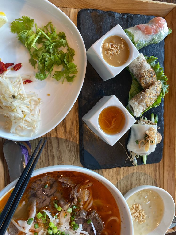 ベトナム料理、ブン・ボー・フエ(間違ってたらごめんなさい)右奥は上から生春巻き、揚げ春巻き、茹で春巻きだったと思う。右下はチェー