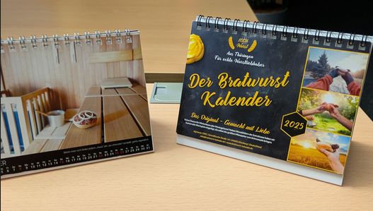 Zwei Kalender. Links das Dezemberblatt des "Mett-Kalenders 2024", rechts das Deckblatt des "Bratwurst-Kalenders 2025"