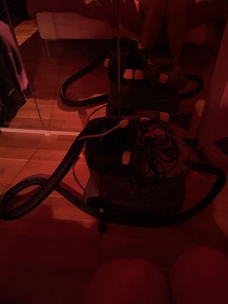 Kärcher möbeltvätt i rött ljus där man skymtar mina liljevita ben med mjukt hull 