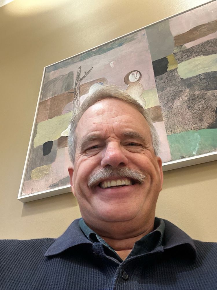 En äldre man som ler - men leendet når inte riktigt ögonen. Som det så ofta är med män. 