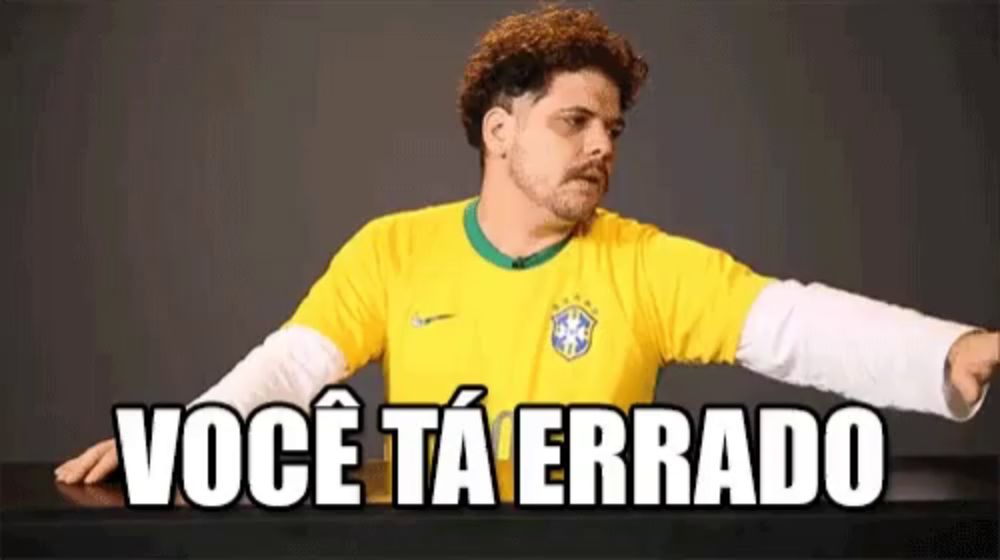 a man wearing a yellow shirt with the word você ta errado written on it