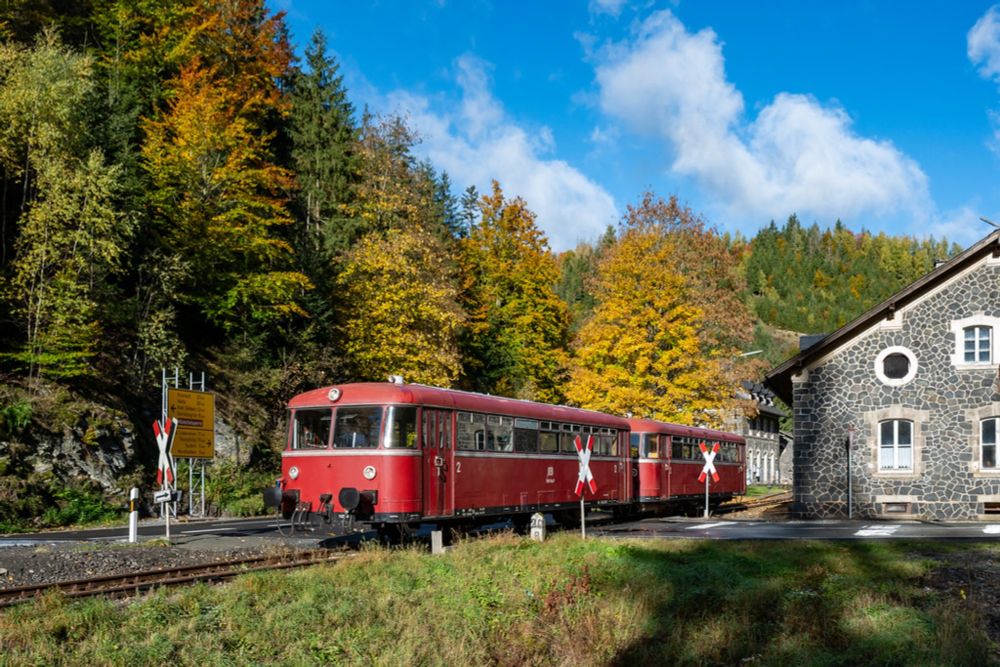 Abfahrt zur Fotofahrt auf der Rodachtalbahn, die aus Motorwagen und Steuerwagen bestehende VT98 Einheit verlässt den Bahnhof von Nordhalben, der auch gleichzeitig das Streckenende der Rodachtalbahn ist.

