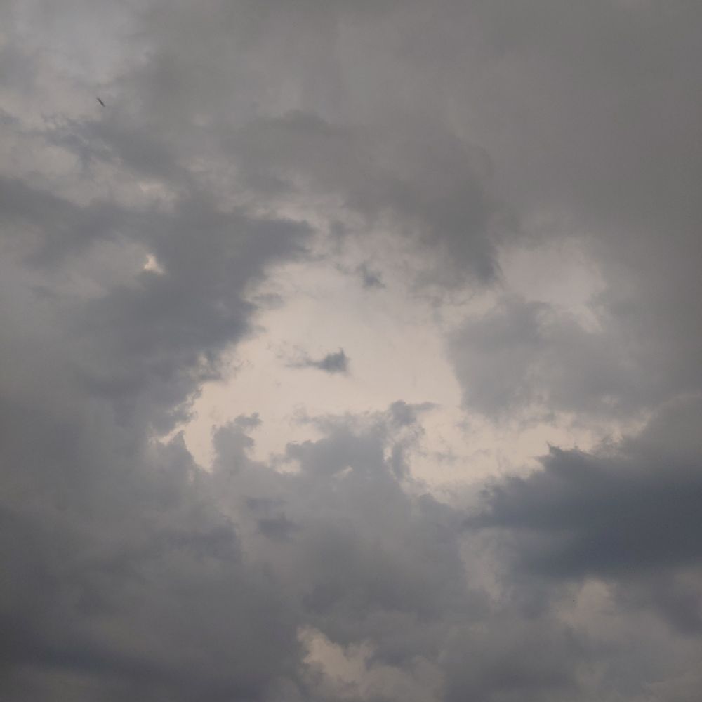 Grauer Wolkenhimmel, in der Mitte reißt die Wolkendeckel etwas auf.
