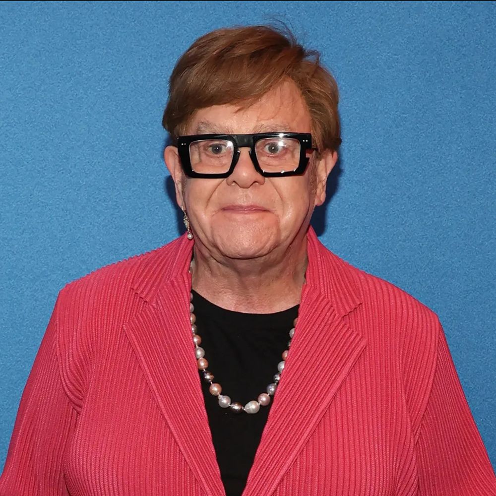 Elton John, der wie Angela Merkel aussieht.