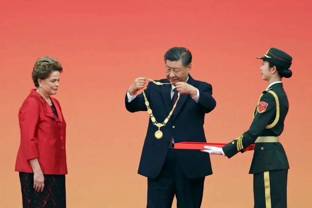 Dilma recebe honraria da China, exalta desenvolvimento do país e promete contribuir para relação sino-brasileira (vídeo) »