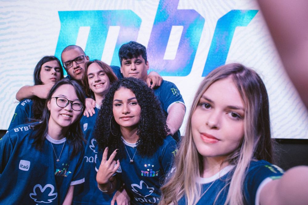 time feminino de valorant, composto por Jelly, Sayuri, srN, Jubs, Mel, Marlow e Biscoit1n