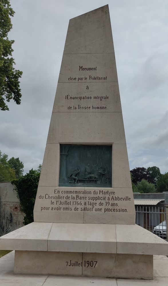 Monument portant l'inscription :
Monument
élevé par le Prolétariat
à
l'émancipation intégrale
De la pensée humaine

En commémoration du Martyre du Chevalier de la Barre supplicié à Abbeville
Le 1er juillet 1776 a l'âge 19 ans pour avoir omis de saluer une procession.

7 juillet 1907