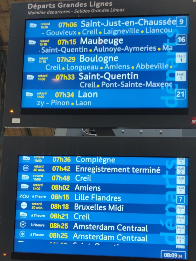 Photo d'un tableau de départ avec des trains pour Maubeuge, Boulogne, Compiègne.
Tous ont des retards significatifs