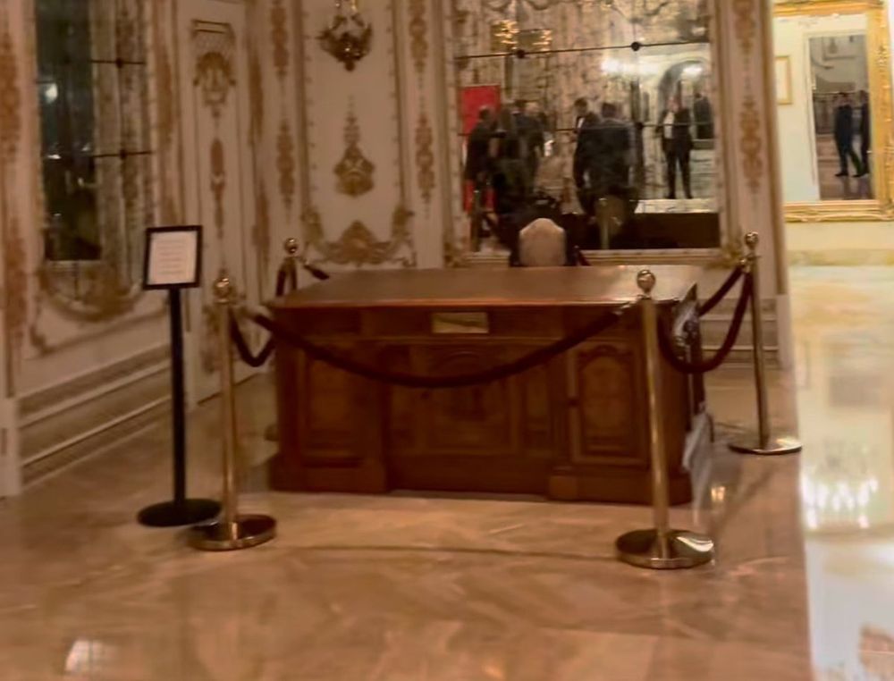 Photo of the Oval Office resolute desk at Trumps club in Mara lago. 