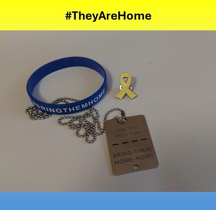 Armband mit der Aufschrift: "#Bringthemhome", eine gelbe Schleife (Pin), ein Militäranhänger mit der Aufschrift: "Bring Them Home" in englisch und hebräisch.