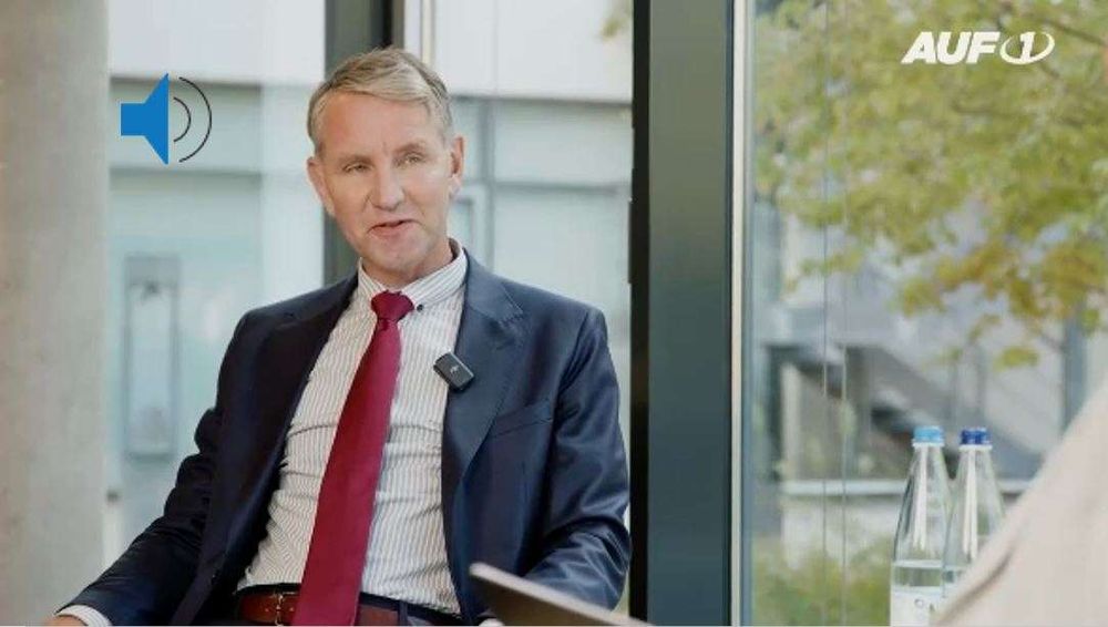 Björn Höcke mit Anzug und roter Krawatte im Interview.
