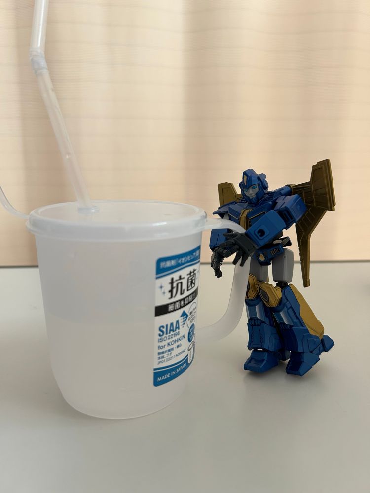 抗菌のストロー付きカップを持つセンチネルのトイ。