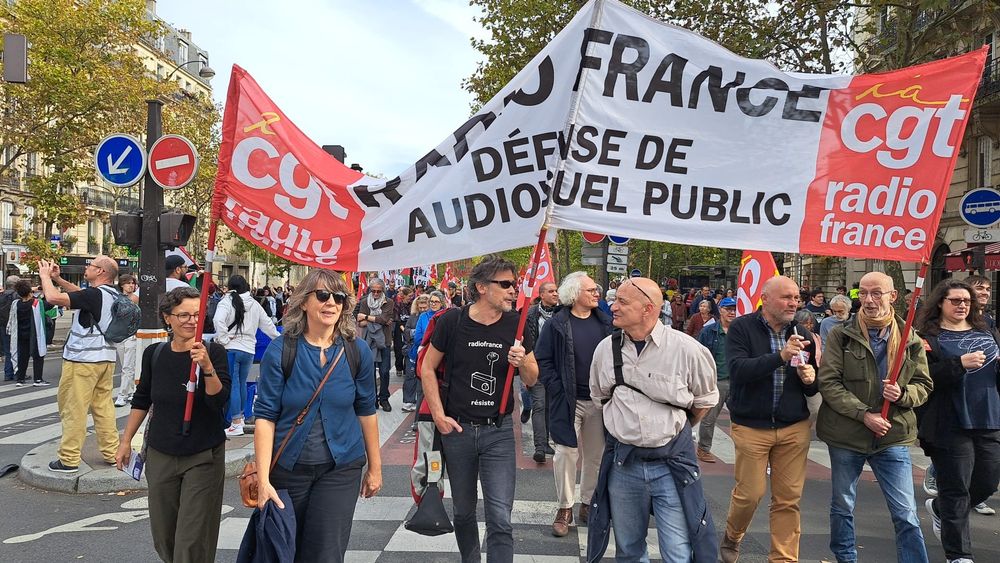 Banderole Radio France "Défense de l’audiovisuel public" le 2 octobre 