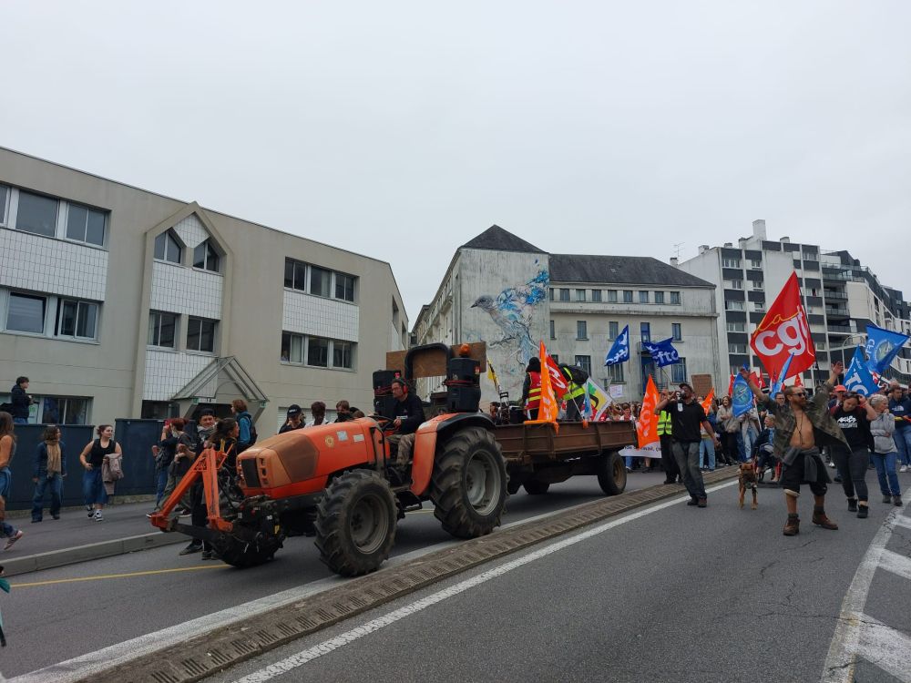 Cortège intersyndicale à Vannes mené par un tracteur