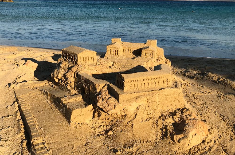 Sand“burg“ am Strand im Stil einer antiken Tempelanlage 