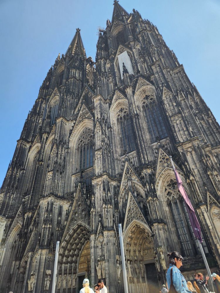 Front view of Cologne cathedral 