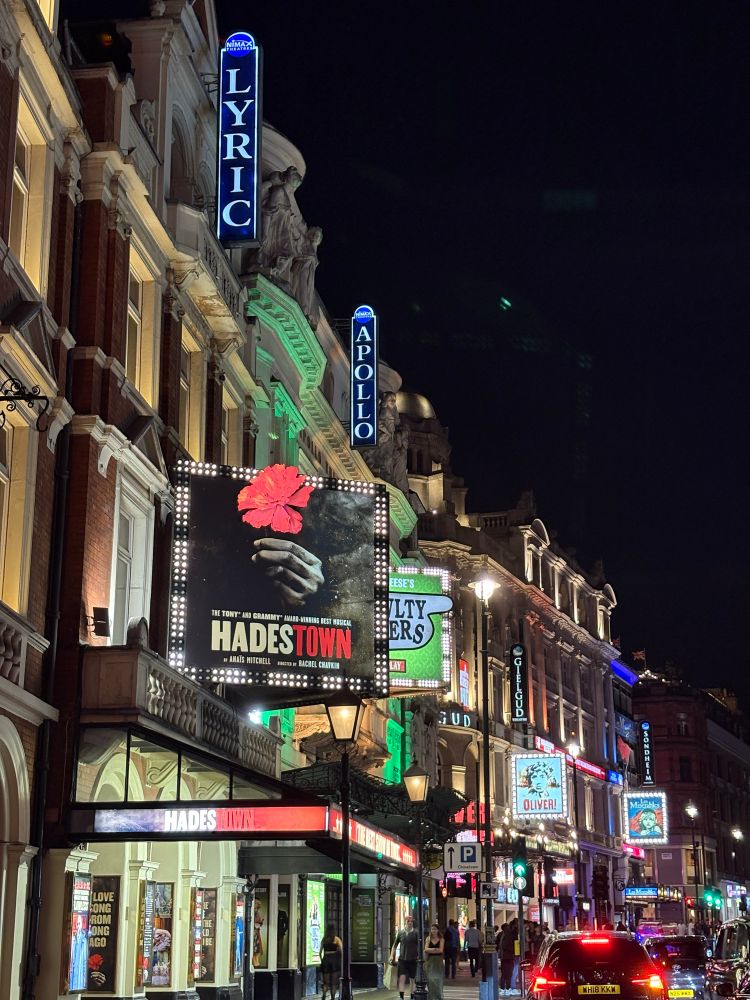 Ein paar Theater in der Shaftesbury Avenue in London bei Nacht