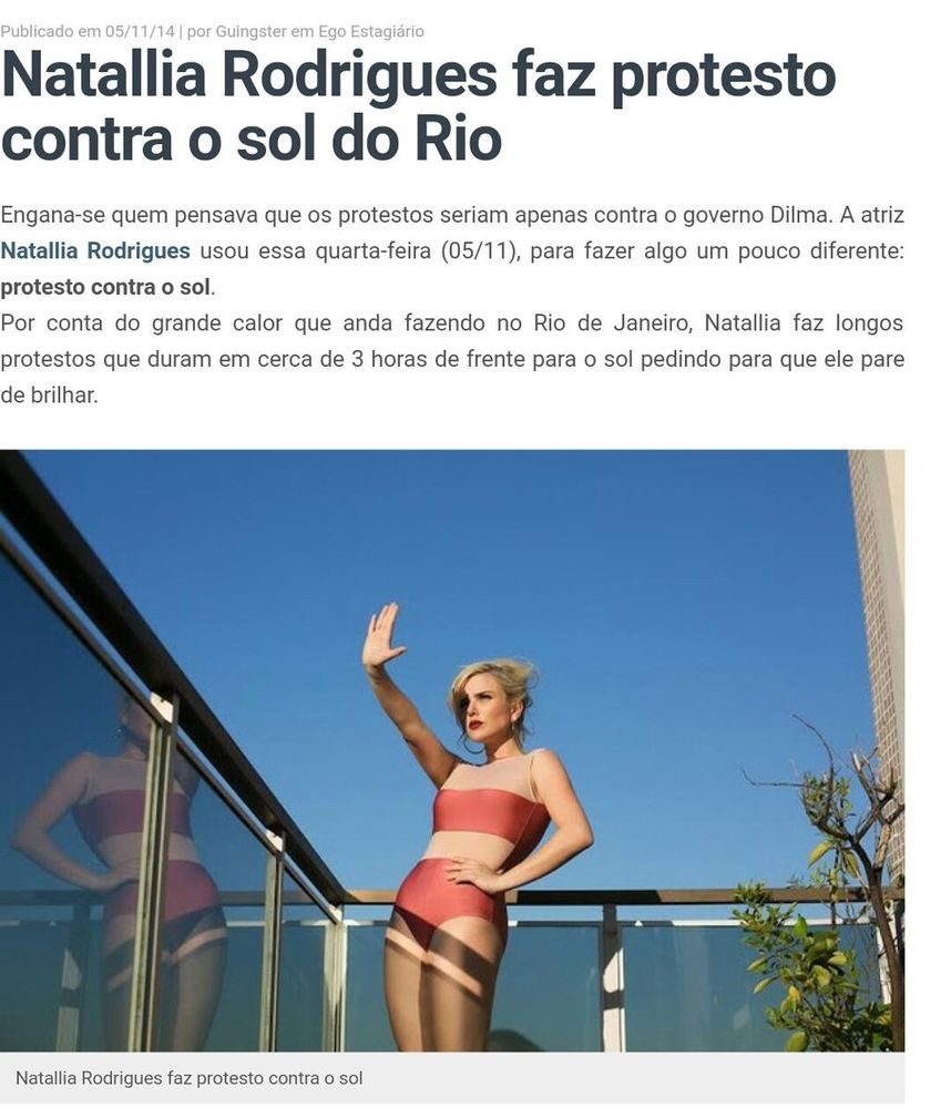 "Imagem de uma mulher loira em uma varanda ensolarada, vestindo um conjunto de biquíni rosa claro. Ela está de pé com uma mão levantada, como se estivesse bloqueando a luz do sol. Ao fundo, o céu está azul e há reflexos na superfície de vidro da varanda."