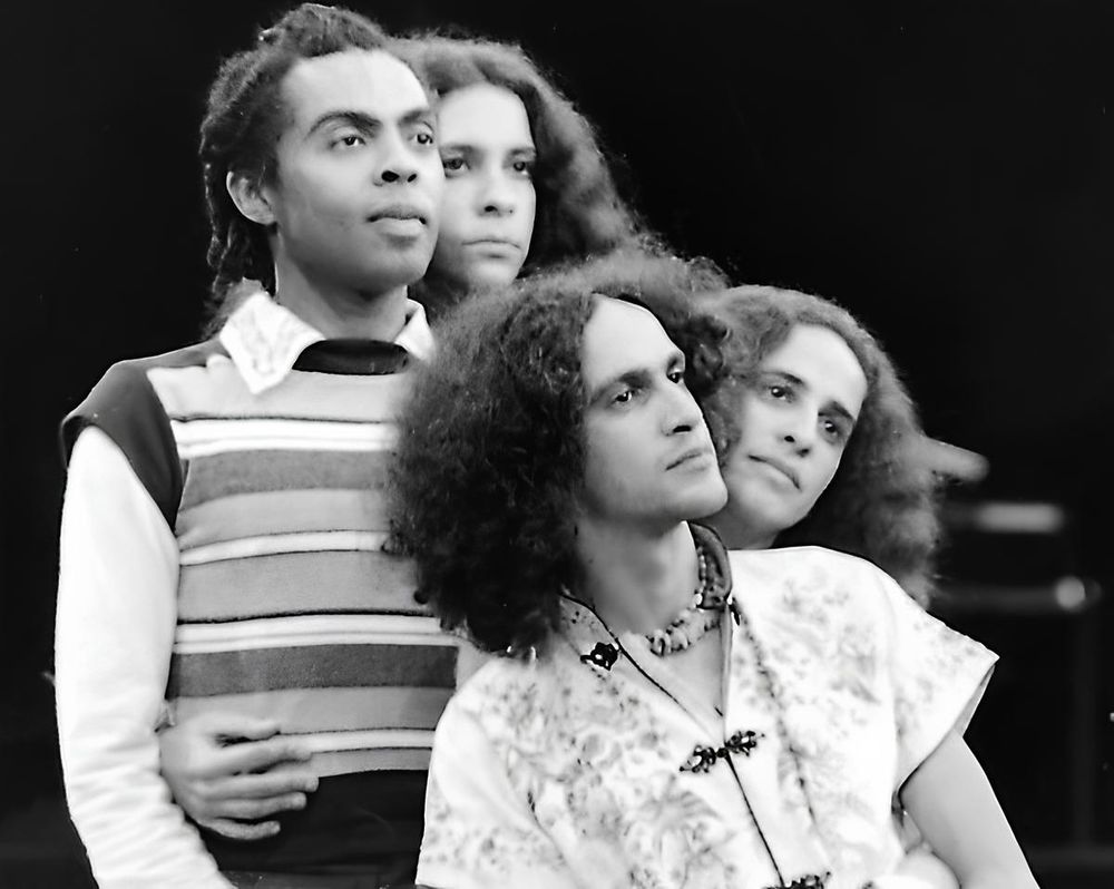 Foto em preto e branco dos músicos Caetano Veloso, Maria Bethânia, Gilberto Gil e Gal Costa. 