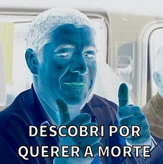Meme. Foto do cantor Zeca Pagodinho com as cores invertidas e a frase "Descobri por querer a morte" 