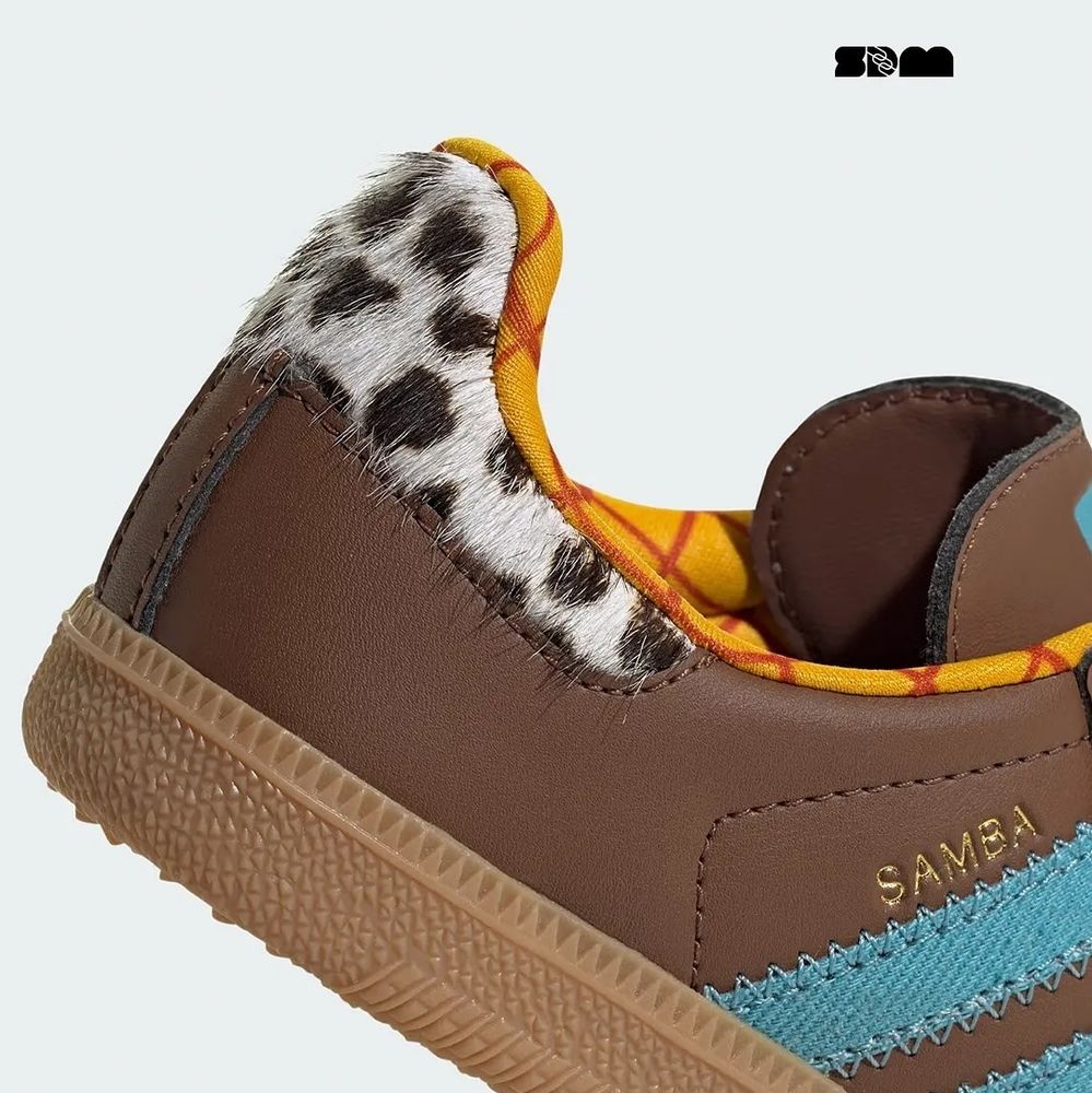 Tênis da Adidas em parceria com a Pixar com tema do personagen Woody do desenho "Toy Story".