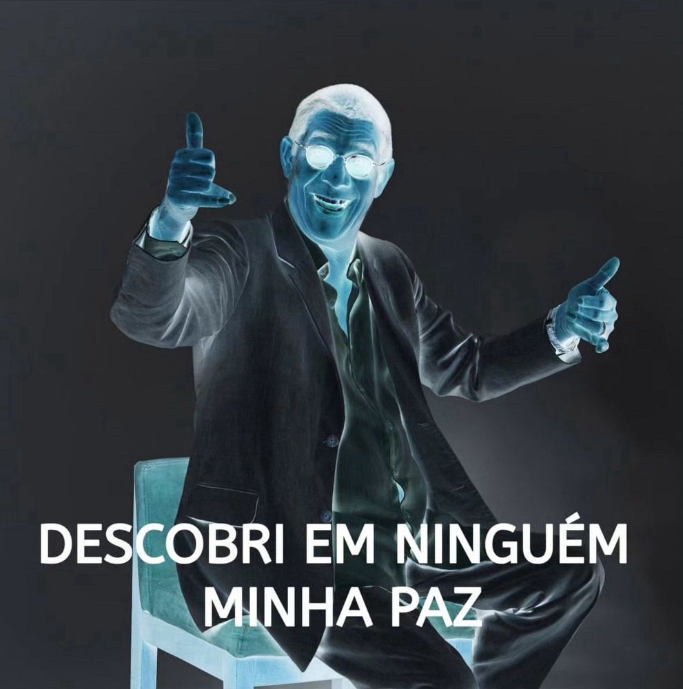 Meme. Foto do cantor Zeca Pagodinho com as cores invertidas e a frase "Descobri em ninguém minha paz" 