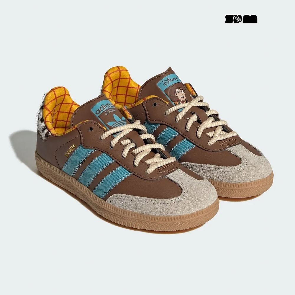 Tênis da Adidas em parceria com a Pixar com tema do personagen Woody do desenho "Toy Story".