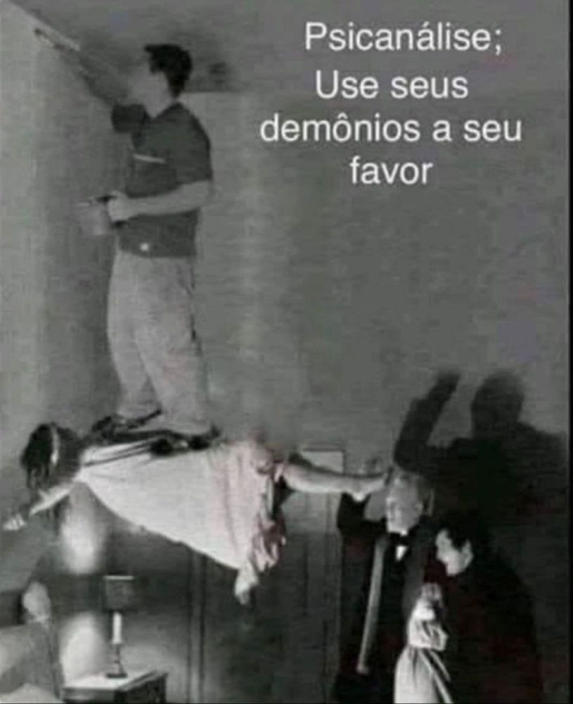 Imagem de uma mulher sendo exorcisada por 2 padres. Ela está flutuando e um homem está em pé sobre ela, pintando uma parede. Um texto na imagem diz "psicanálise: use seus demônios a seu favor"