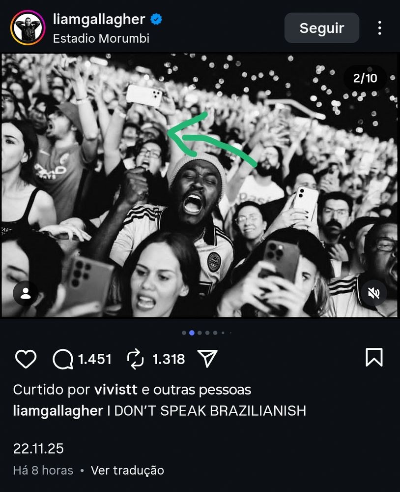 Print de um post do cantor Liam Gallagher no Instagram. O post é uma foto preta e branca do público de um show da banda Oasis. Uma seta verde feita por cima da imagem original marca a minha pessoa gritando no meio do público. 