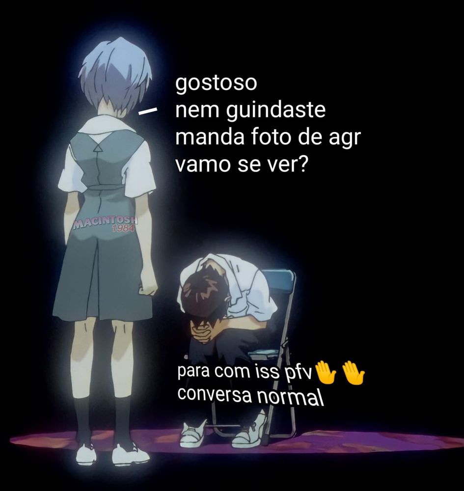 Cena do anime Neon Genesis Evangelion. À esquerda, uma personagem de cabelos curtos e uniforme escolar está de pé, de costas. À direita, um personagem sentado em uma cadeira está curvado para frente, com a cabeça apoiada nas mãos em sinal de exaustão. Sobre a imagem há textos em tom de meme: perto da personagem em pé, lê-se “gostoso nem guindaste manda foto de agr vamo se ver?”, e sobre o personagem sentado, “para com iss pfv 🖐️🖐️ conversa normal”. O fundo é totalmente preto, destacando apenas os personagens sob iluminação.