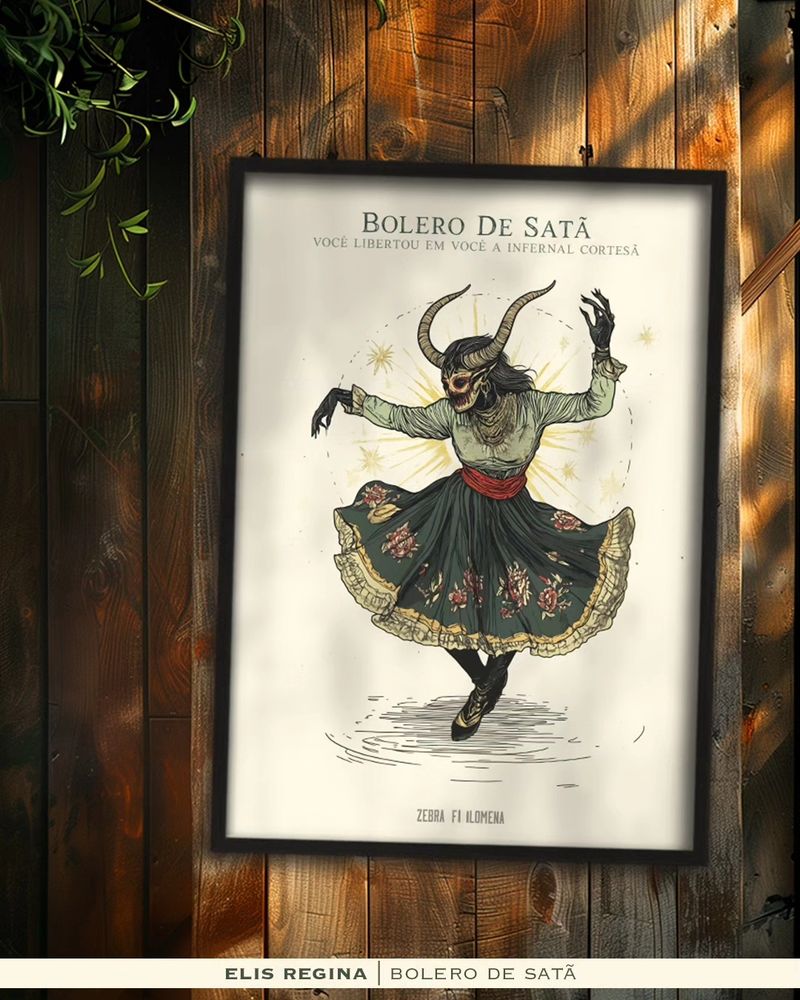 Pôster com fundo branco e uma ilustração de uma versão feminina de Satã, sob o título "Bolero de Satã", que faz referência direta à canção gravada por Elis Regina. O pôster está emoldurado e colocado sobre uma mesa de madeira. Na parte inferior da imagem, há uma faixa clara com o texto "Elis Regina | Bolero de Satã". 